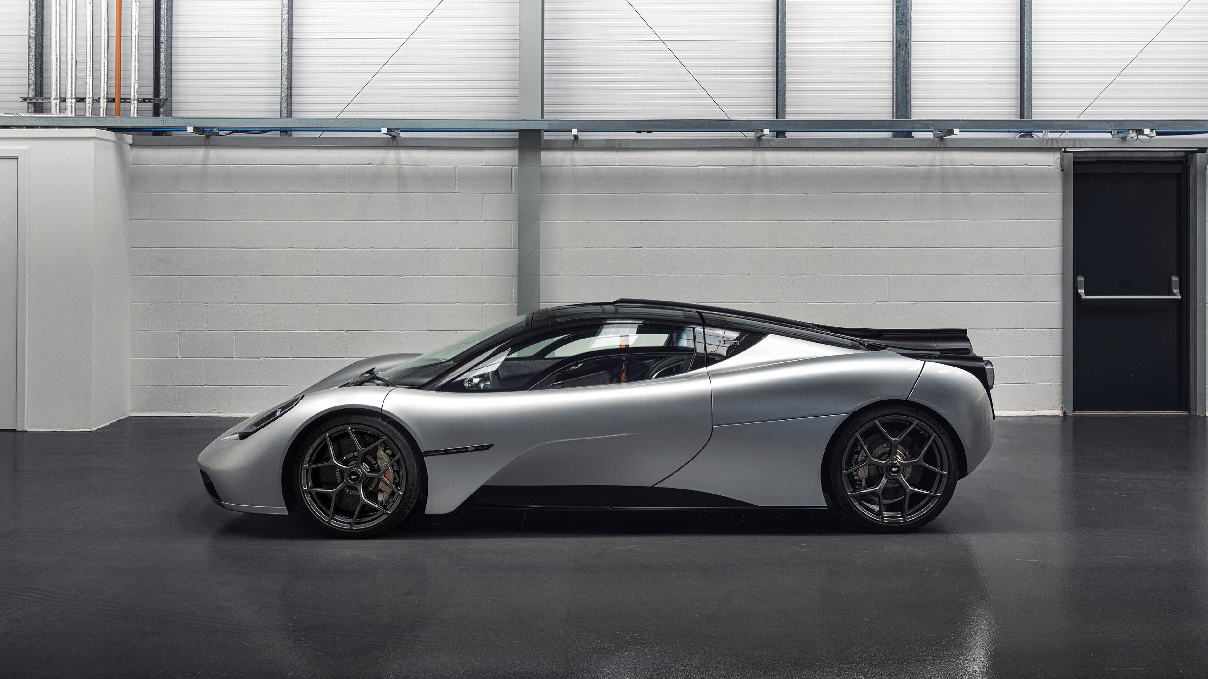 “英超冠军争夺战持续升温,战况异常激烈”,英超 联赛冠军