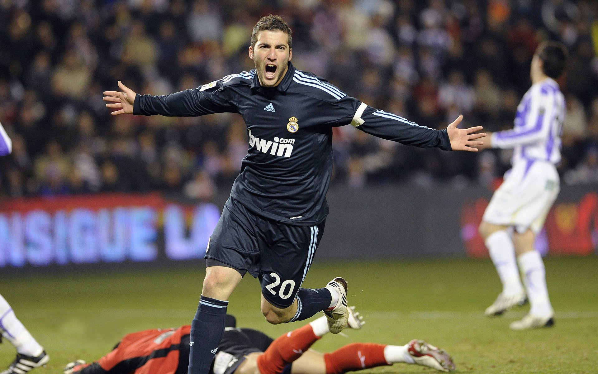 维尔·冯·威克：出色的冲撞能力，让南非队攻势如洪水猛兽，维克多冯华尔兹