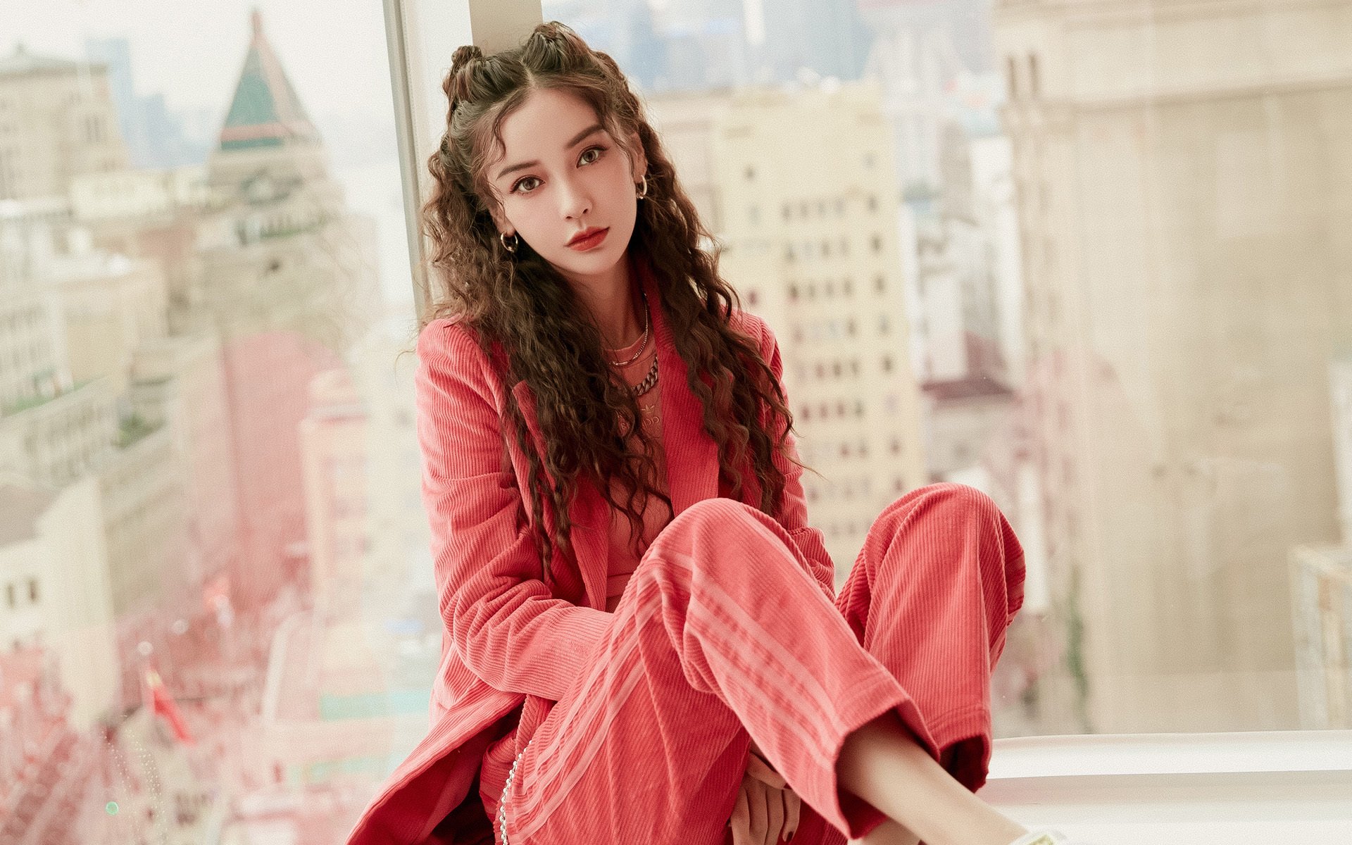 _蓝天热气球赛:在空中遨游极限_,热气球飞上天空的视频