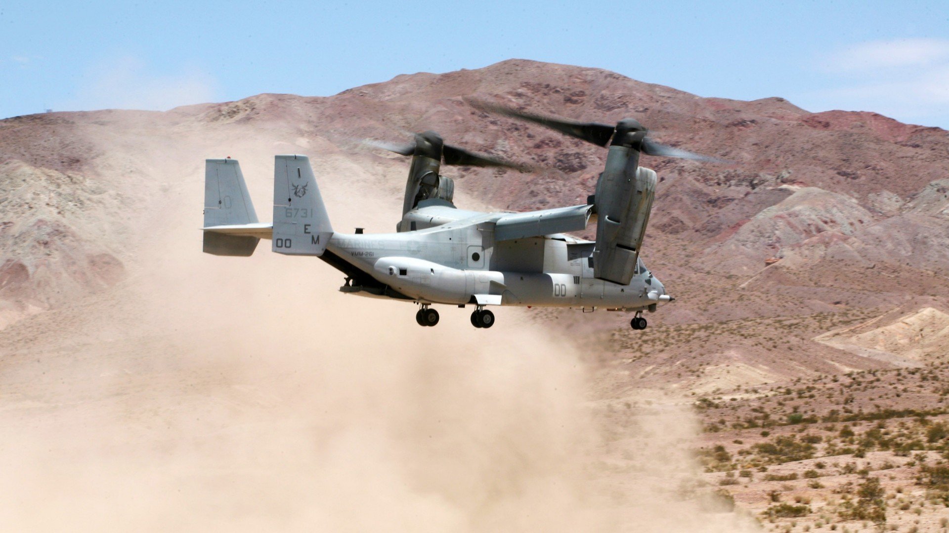 _蓝天白云下的比赛：户外网球赛燃爆夏日激情_，网球户外游戏